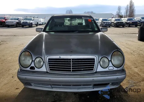 1998 Mercedes-Benz E 430 z USA, uszkodzony, nr VIN WDBJF70F8WA609645